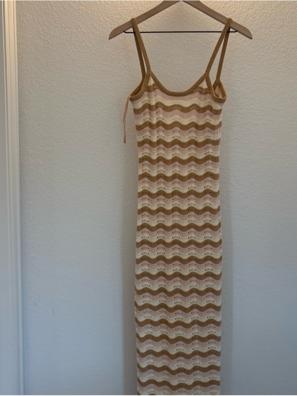 Women’s Sleeveless Knit Wave-Stripe Dress in Cream & Tan